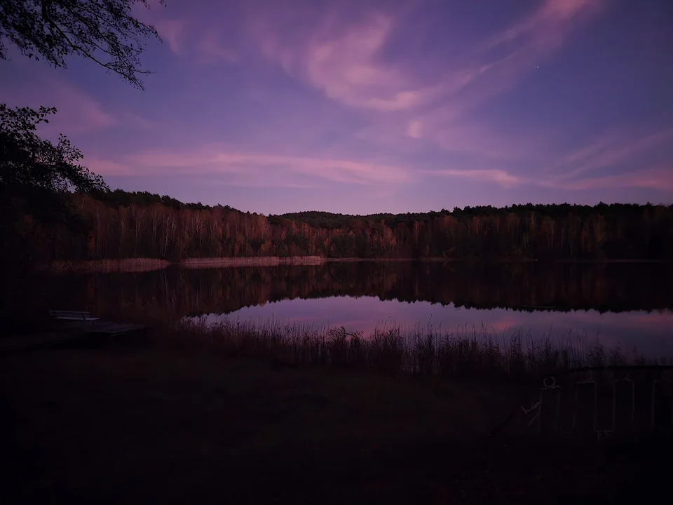 Violetter Abendhimmel spiegelt sich im Deulowitzer See